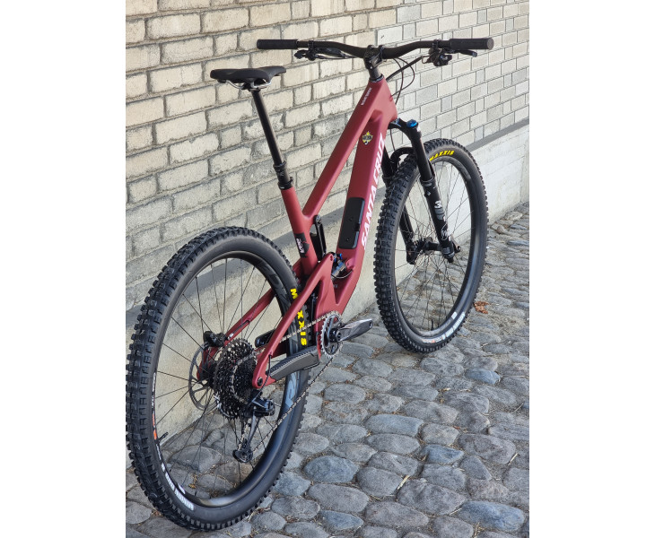 LOT DE 219 PIÈCES DÉTACHÉES VÉLO SANTA CRUZ – NEUF – MULTIPLE