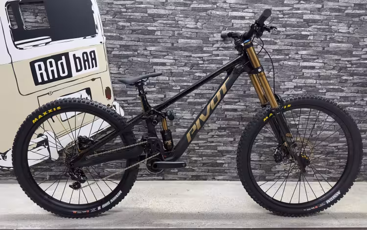 Pivot Phoenix Black Gloss, Gr. S3, Custom