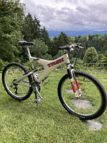 TREK Y22