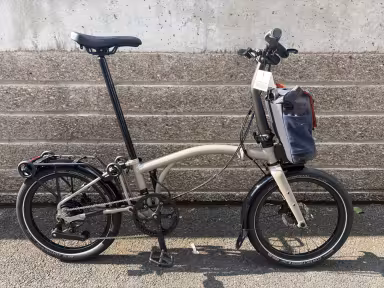 Brompton E-Motiq | G-Line | M4R | Blanc Poussière De Piste